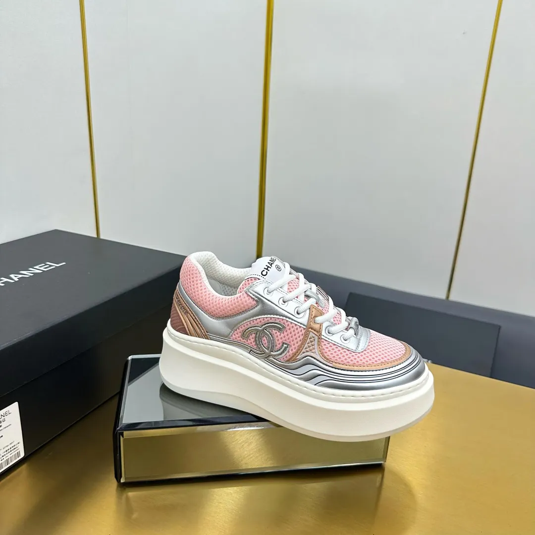 👟👟Ex-factory price 680👟👟 Upgraded version, upgraded version, upgraded version! No rebuttal accepted! ! ! ! Chanel Chanel panda shoes! 2025 counter's top casual sports shoes. This classic design; the upper is electro-embroidered with a variety of techniques; the outsole is fashionable and sporty; the unusual inclusion of a variety of color matching elements... The diversified mix and match is very good-looking and versatile, and can be used for leisure, fashion, sports, and outdoor... ꫛꫀꪝ Go➫ Materials: ❶Upper made of: original imported first-layer silk cowhide + original waterproof cloth + original first-layer cowhide ❷Inner lining: Original Yangli+Net ❸Outsole based on: Original TPU combination outsole Counter boutique packaging complete set for women 35–41 👉 👉